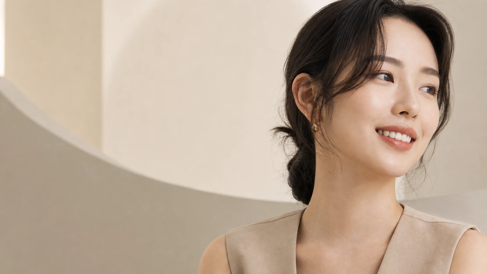 자연스럽게 미소 짓는 여성의 무삭제 라미네이트 콘셉트 화보